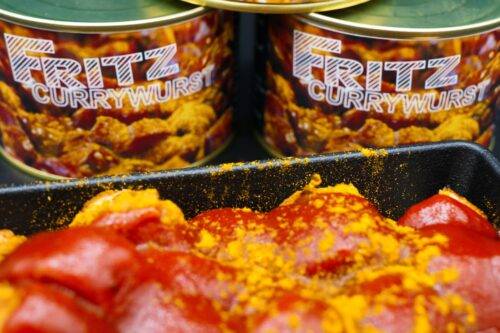 Eine frisch zubereitete Fritz Currywurst wird vor einer Konservendose von Fritz Currywurst Classic präsentiert, der leckere Snack für echten Currywurst-Genuss. beste Currywurst NRW Beste Currywurst Ruhrgebiet curry bockwurst curry currywurst curry für currywurst curry pommes mayo curry wurscht curry wurst essen curry wurst pfanne curry wurst pommes currysauce kaufen currysauce kaufen curry-wurst currywurst aus der Dose currywurst im glas kaufen currywurst in dosen currywurst ketchup currywurst lieferdienst Currywurst NRW currywurst ohne darm currywurst partyservice fertige currysauce kaufen german currywurst currywurstbrunnen