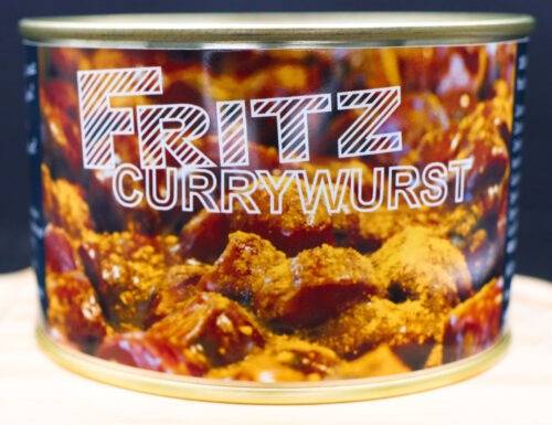 Eine Dose Fritz Currywurst Classic, stilvoll präsentiert, perfekt für den originalen Currywurst-Genuss zu Hause oder unterwegs.