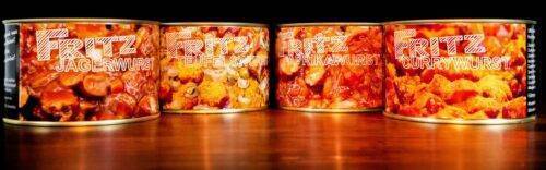 Klassisches Currywurst Probierpaket mit vier Dosen von Fritz Currywurst, präsentiert in den Sorten Jägerwurst, Teufelswurst, Paprikawurst und Currywurst Classic – eine Vielfalt für jeden Geschmack.