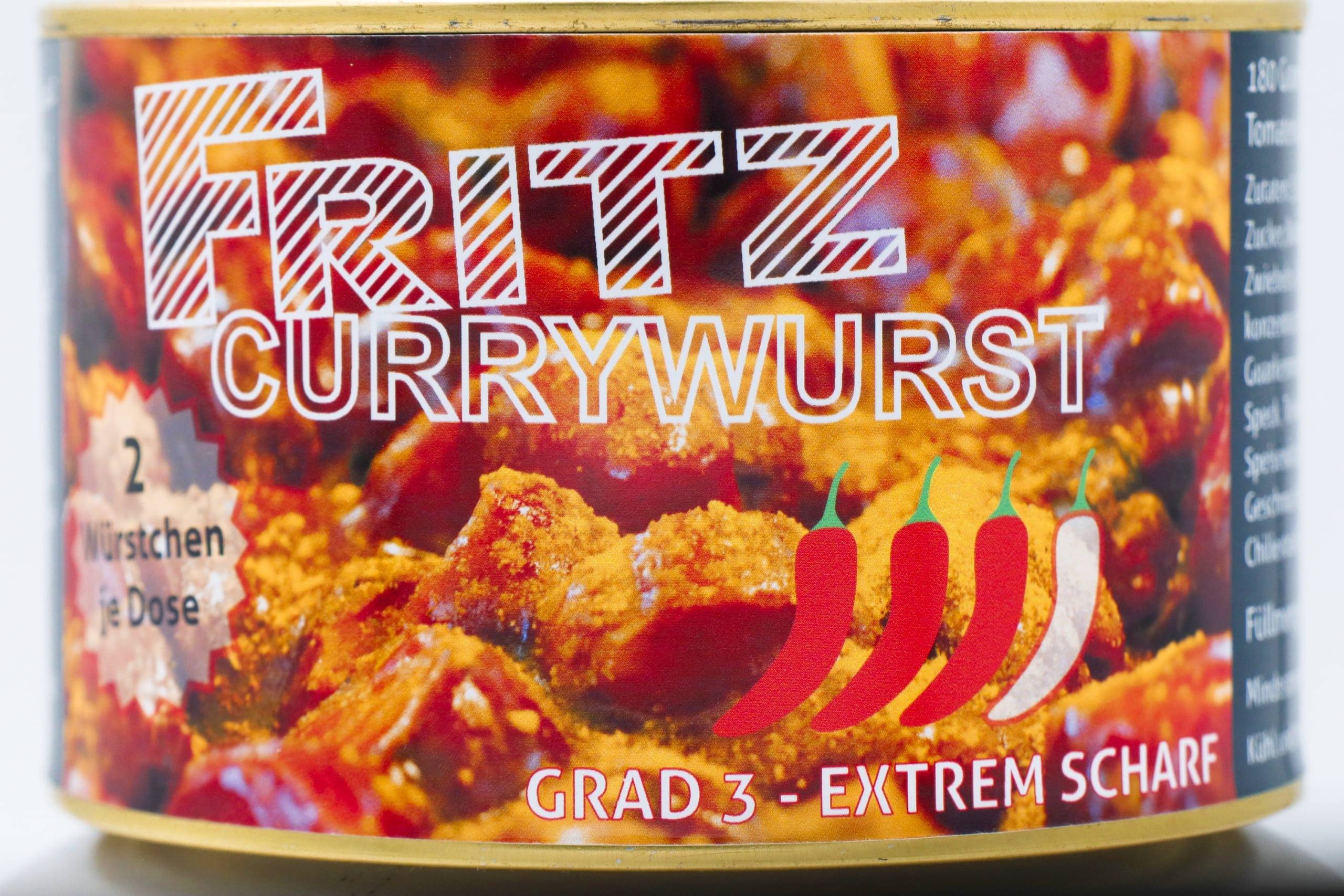Eine Konserve Currywurst mit Schärfegrad 3, extrem scharfe Currywurst von Fritz Currywurst, angerichtet mit würziger Soße – eine ausgewogene Mischung aus Geschmack und Schärfe.